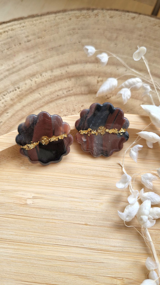 Élégante puce d&#039;oreille – Collection marbré marron – Boucles d’oreilles artisanales en pâte polymère et résine  