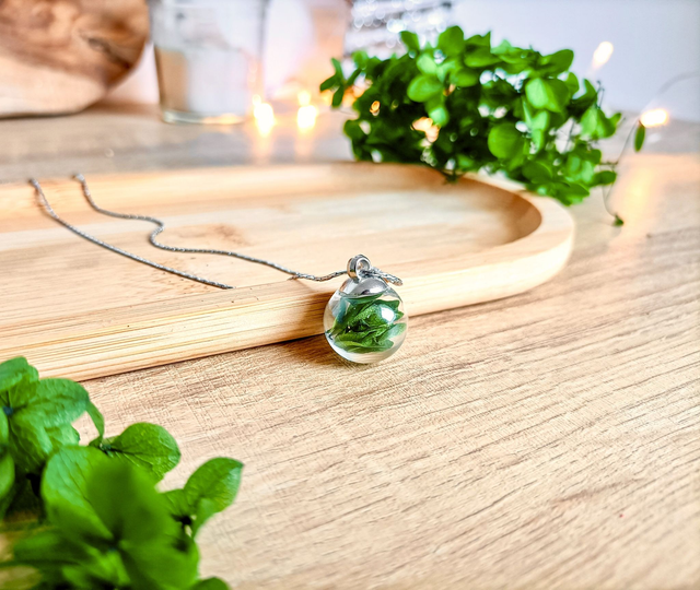 Collier pendentif en verre fleuri - Botanique