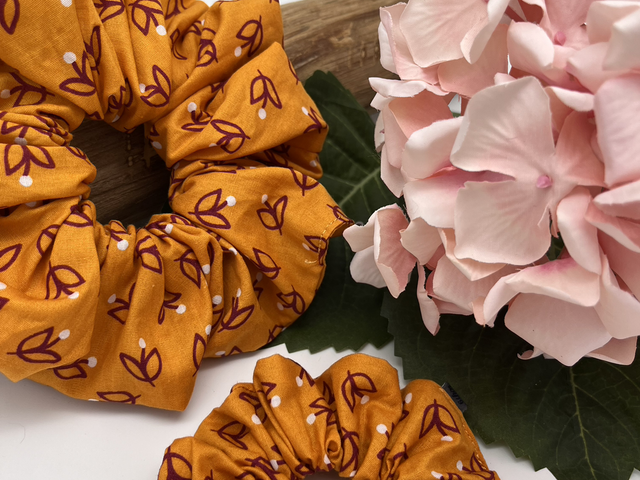 Scrunchie Haargummi orange mit Blumen 