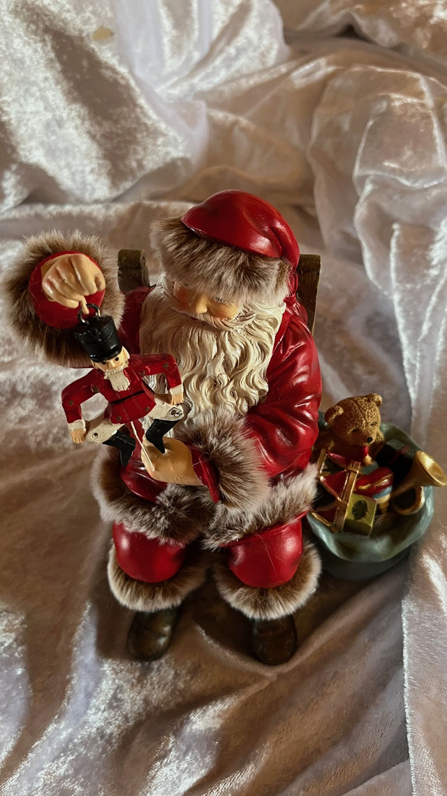 Weihnachtsmann auf Sessel – mit einem Sack mit Geschenken-liebevoll gestaltete Weihnachtsfigur