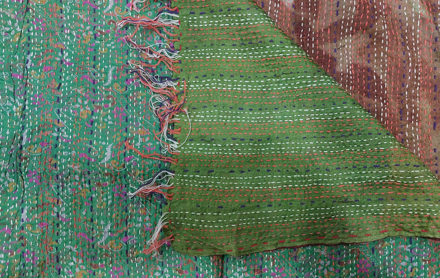 Étole réversible - Sari surcyclé brodé Kantha - Unique - Confectionnée à la main - Vert, marron...