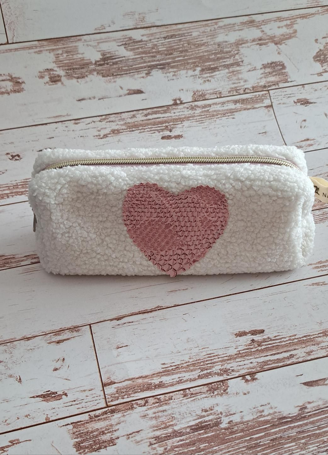 Trousse moumoute blanche à cœur rose