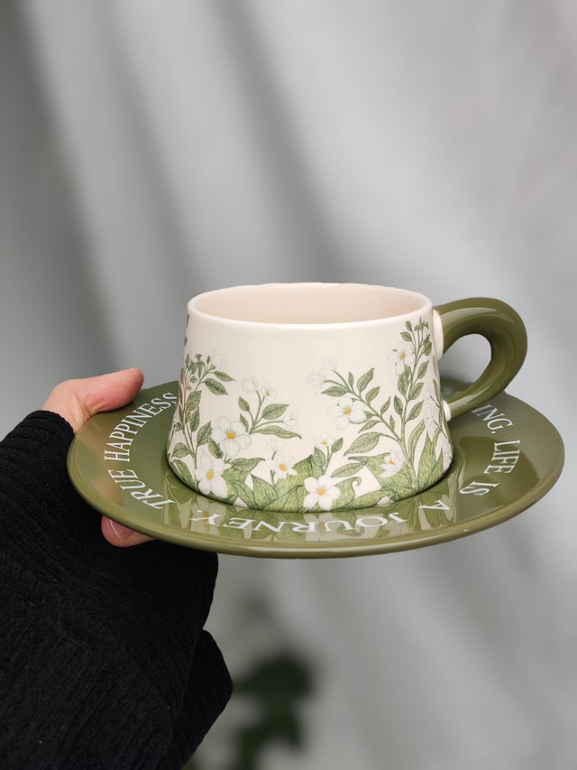 Tasse et soucoupe en porcelaine fleurs blanches