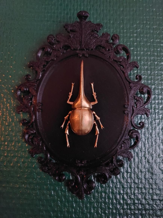 Cadre baroque avec scarabée doré 