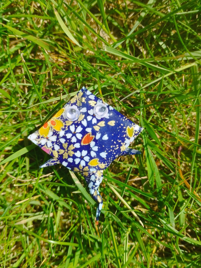 Broche raie bleu marine et fleurie