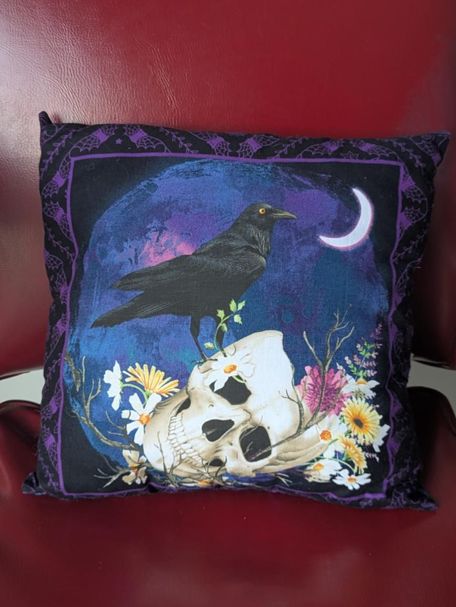 Crâne fleurs et corbeau 