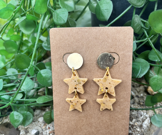 Boucles d’oreilles résine étoile marron et doré à paillettes 