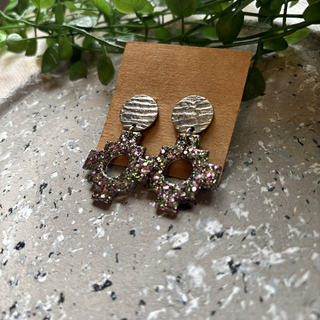 Boucles d’oreilles résine argenté et paillettes (vert violet rose)