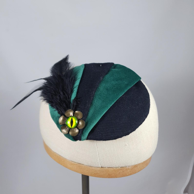 Fascinator rond vert et noir à oeil de chat