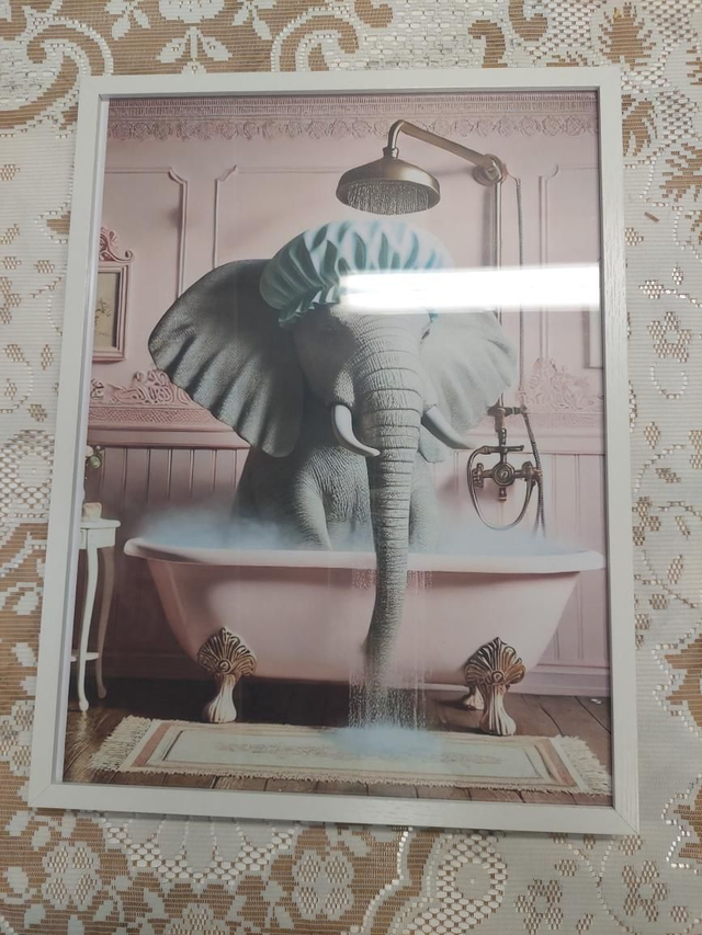 A3 koon taulu, valkoinen kehys, norsu kylvyssä 