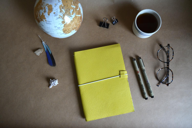 Carnet rechargeable en cuir jaune 