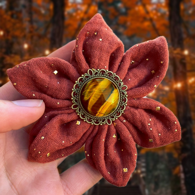Broche - Fleur d’automne en oeil de tigre