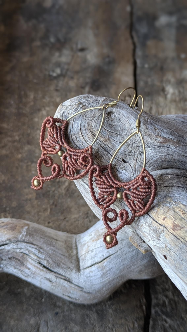 Boucles d&#039;oreilles nature en macramé, feuilles et laiton brut