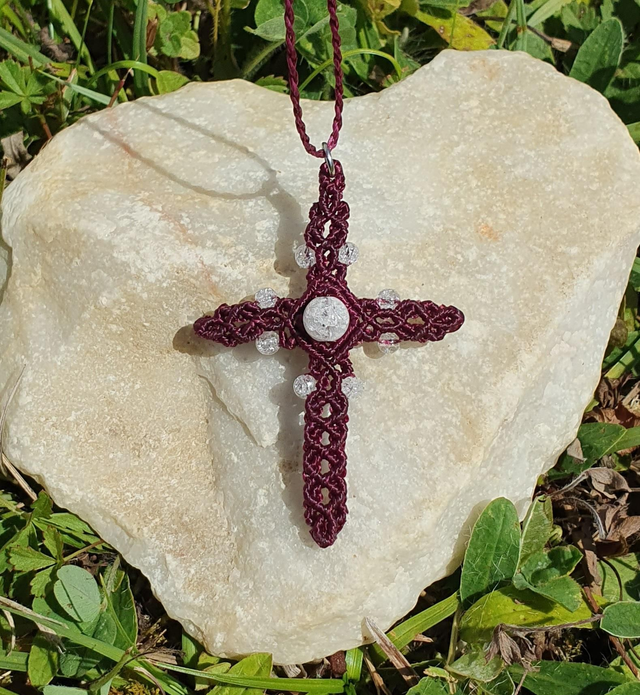 Collier micro macramé, Pendentif croix en bordeaux et perles cristal de roche craquelé. 