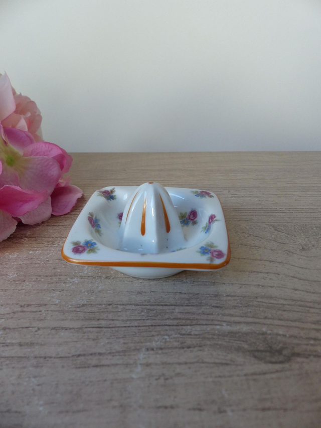 Ancien petit presse agrumes en porcelaine de Limoges France, presse citron avec fleurs bleues et roses, décoration table apéro dinatoire