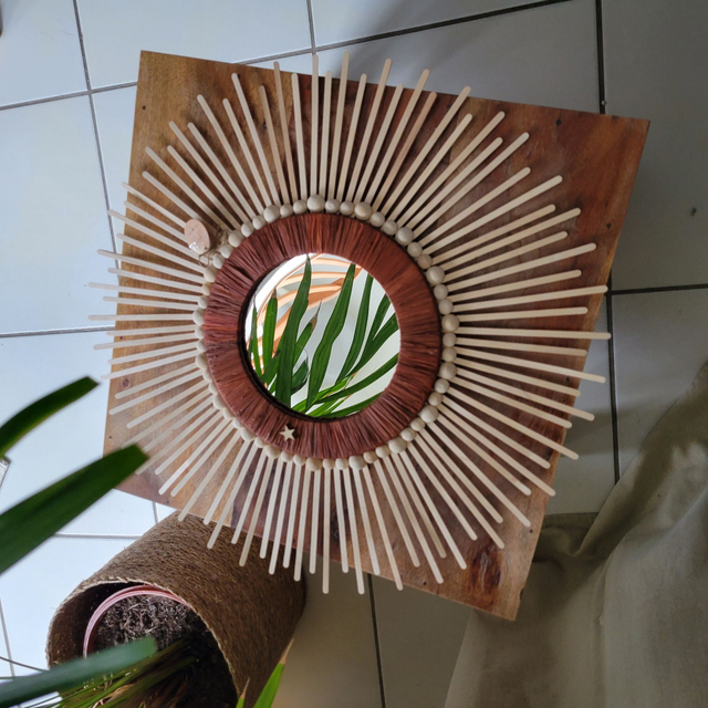 miroir rond batônnets bois naturel et perles.