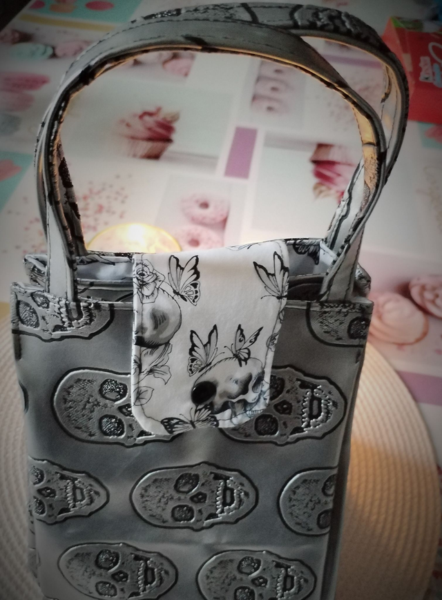 Sac en simili cuir "têtes de morts" et tissu "têtes de morts avec papillons"