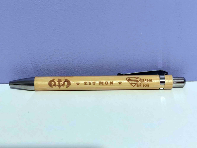 Stylo gravé &quot;Papa est mon super héro&quot;