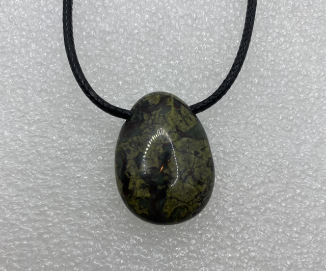 Pendentif Galet en Jaspe Sang de Dragon – Cordon PU
