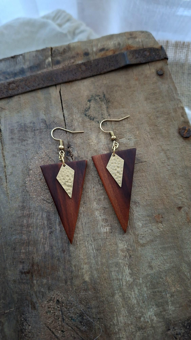 Holzohrringe aus warmen Holztönen