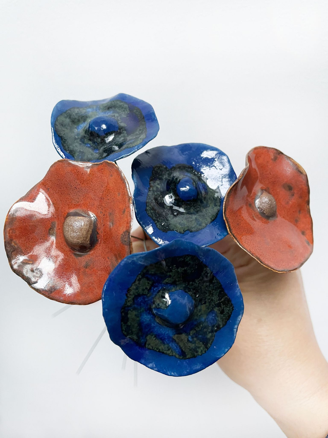 Association de 5 coquelicots émail bleu cendre et effet rouille