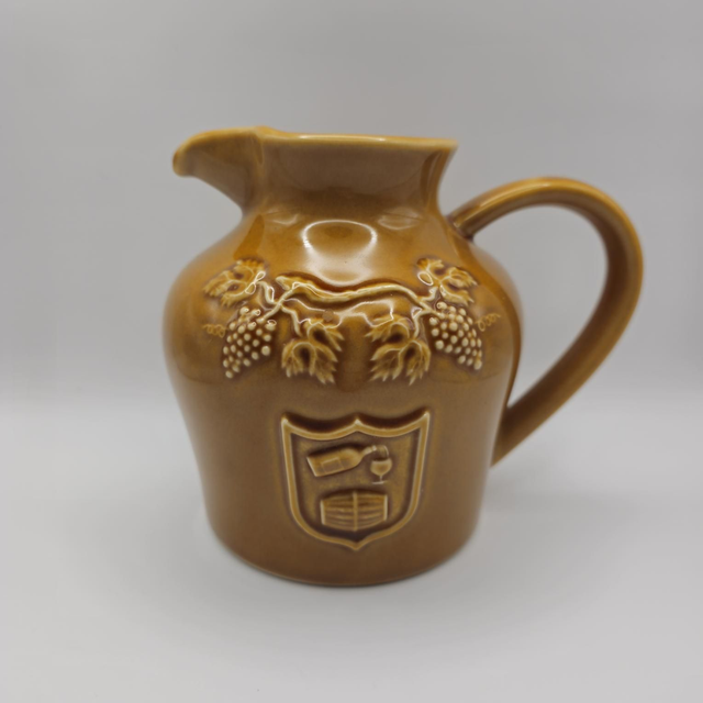 Magnifique pichet blason décor grappes 