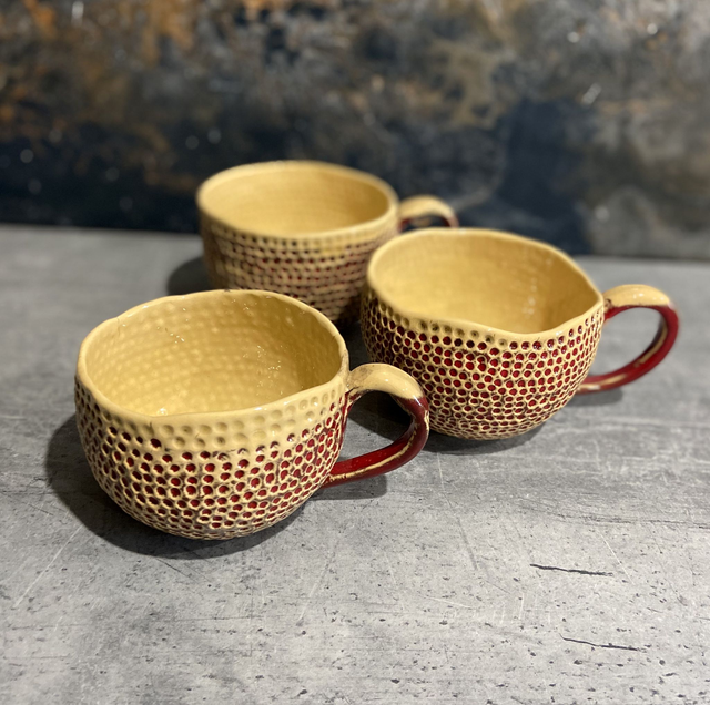 Sarkanas punktiņkrūzes ar gaišu iekšpusi