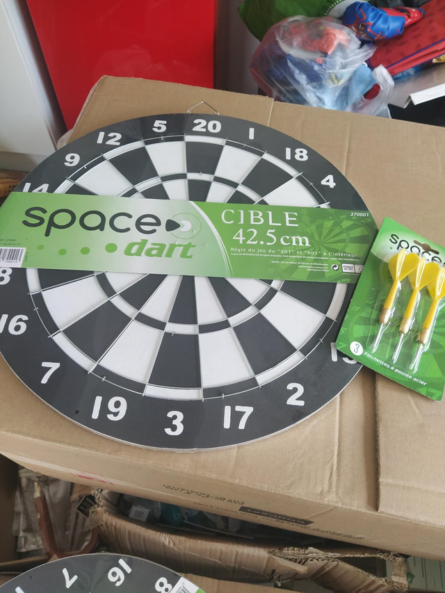 CIBLE ET FLÉCHETTES 42,5 CM