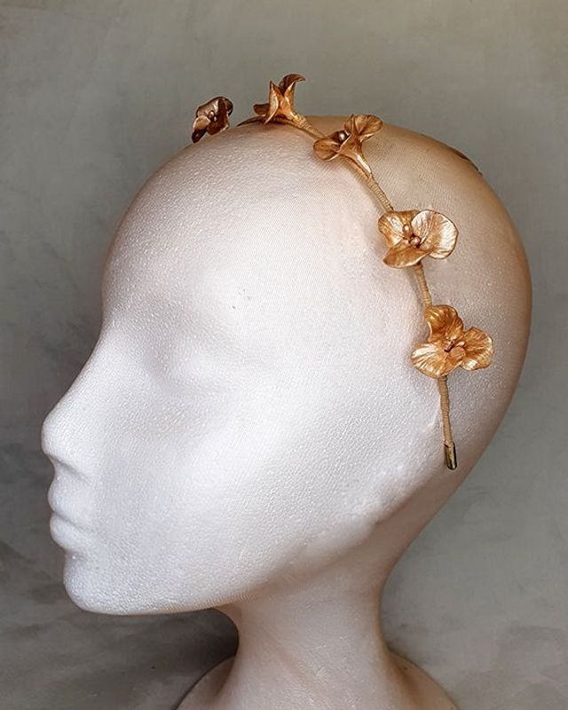 Flora diadema tocado porcelana dorada estilo joya