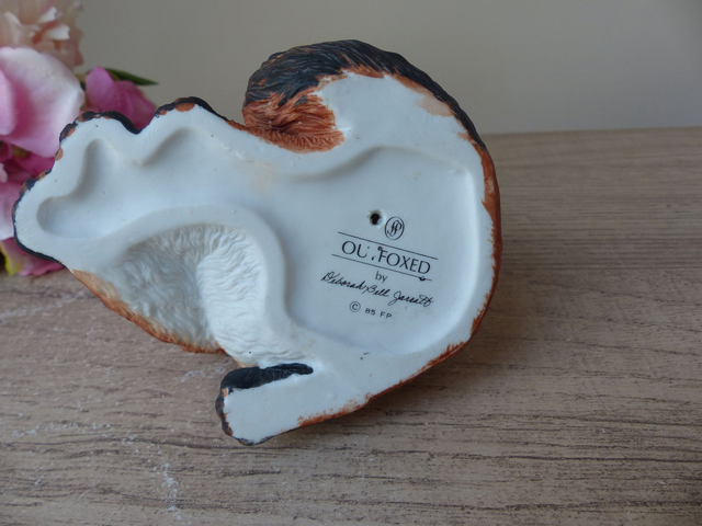 Figurine Renard roux en porcelaine avec coccinelle, Outfoxed par Deborah Bell Jarrett, 1985 Franklin Mint, renard bébé animaux