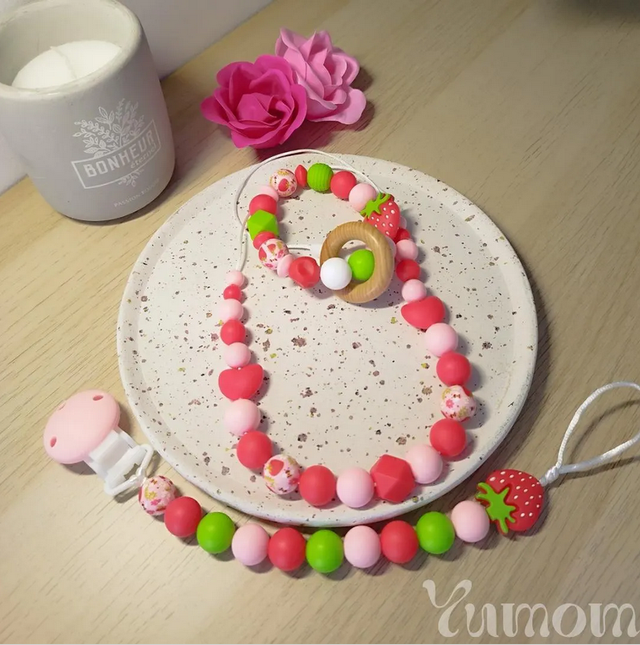 Coffret cadeau de naissance Charlotte aux fraises – Collier d'allaitement, anneau de dentition/hochet et attache tétine assortis 