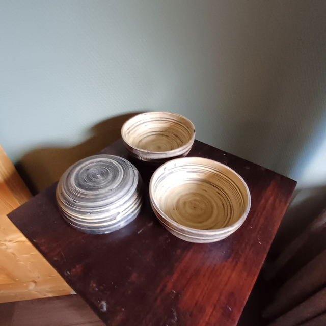 India | Set van 3 handgemaakte ronde bamboe Schaaltjes Snackbakjes (diameter 12,0 | hoogte 4,5 cm) in beige en donkergrijze kleurtinten