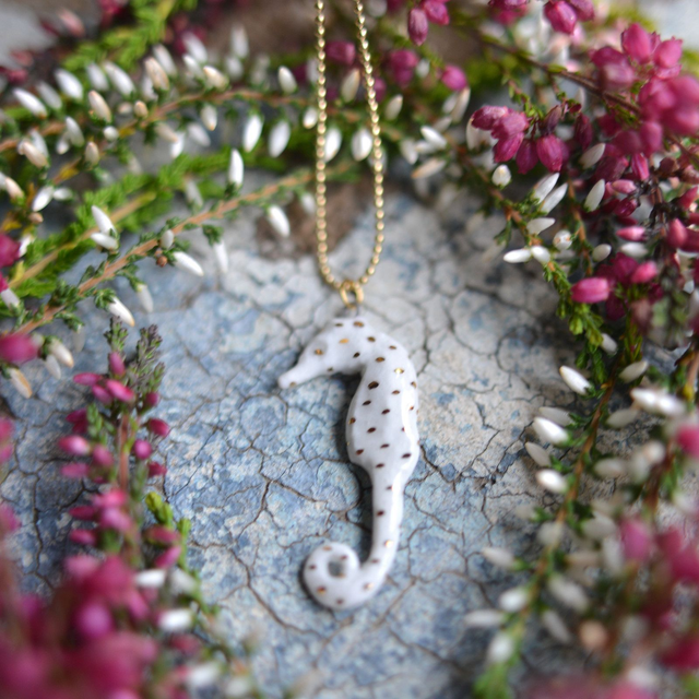 Porcelánový náhrdelník Mořský koník