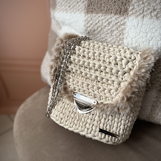 Sac à main crocheté avec bordure en fourrure
