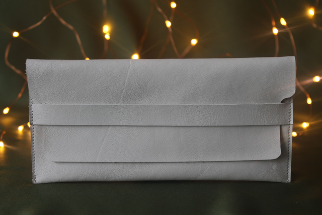 Etui à lunettes blanc avec le logo peint couleur noir à l’intérieur