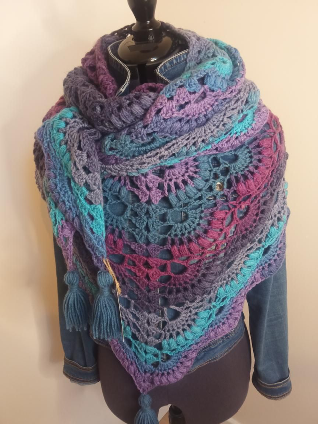 Châle au crochet bleu-violet – Grand modèle 200 x 100 cm avec pompons