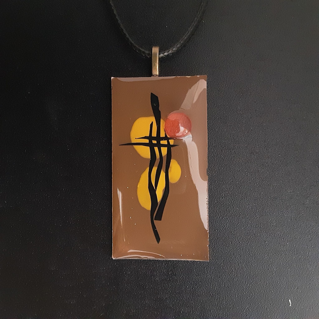 Pendentif rectangle collection peinture fond brun chaud et décor jaune et noir avec cabochon rouge