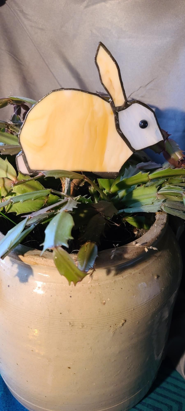 Lapin en verres beige et gris clair opalescents .  