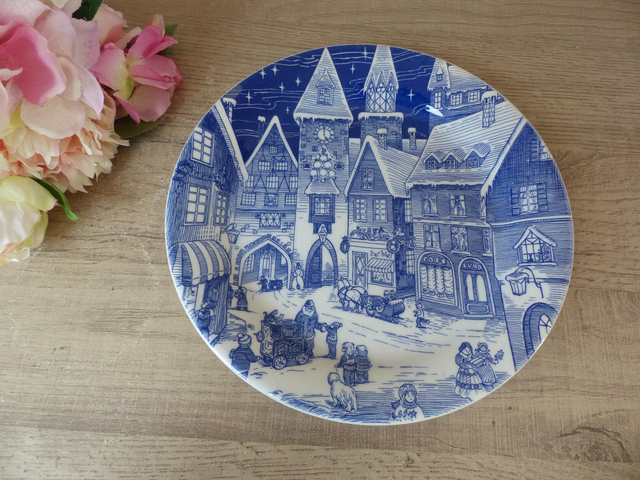Assiette de Noël vintage céramique bleue et blanche – Ironstone Tableware – Scène hivernale anglaise avec village enneigé et décor festif