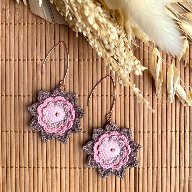 Boucles d’oreilles fleurs Corolles ~ L ~ Rose / Taupe