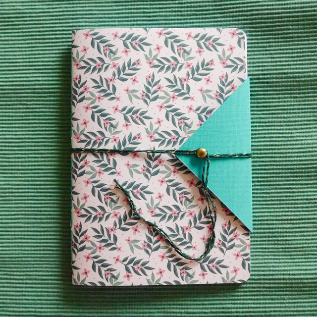 Carnet de notes A5 fait main, couverture souple avec fermeture - feuilles vertes