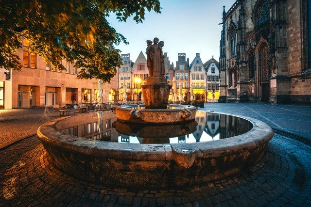 Lambertibrunnen in der Dämmerung