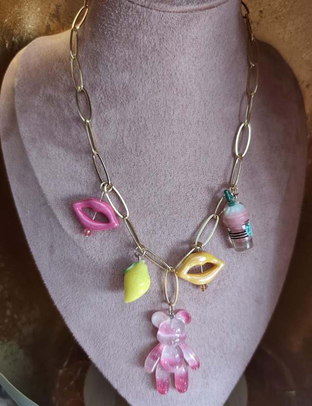 COLLIER ACIER INOXYDABLE / BRELOQUES JAUNE ET ROSE 0001048