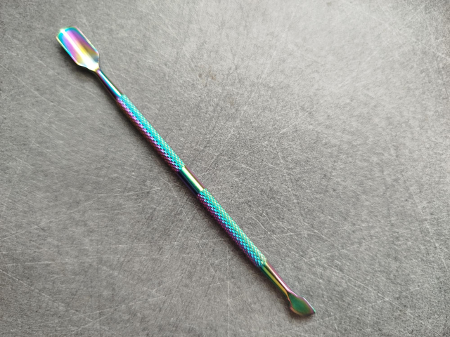 Pousse cuticules en acier inoxydable 