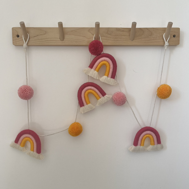 Guirlande arcs-en-ciel et pompons à personnaliser