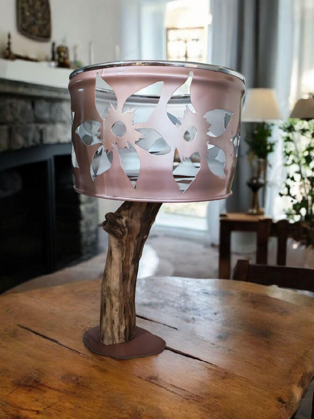 Lampe en bois flotté et baril d'huile recyclé 