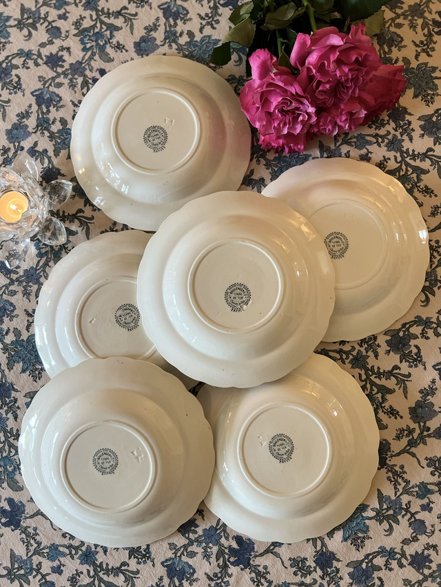 **RESERVEE** PAVOTS GRIS-VERT - Suite de 6 assiettes creuses modèle Pavots par la manufacture française Choisy le Roi (H. Boulenger) - Terre de Fer