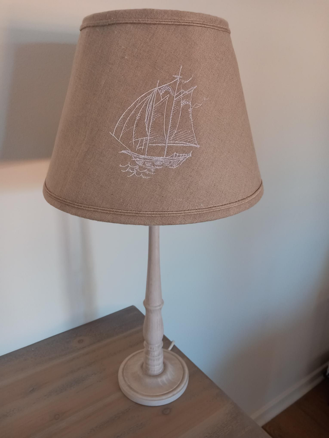 Abat jour en lin pour lampe de table. Broderies bateau ,hippocampe et coquillage  .Création fait main  .Créateur France. Luminaire Décoration 