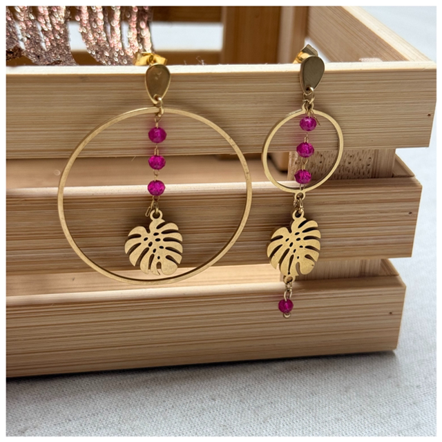 Boucles d’oreilles asymétriques perles de verre fushia