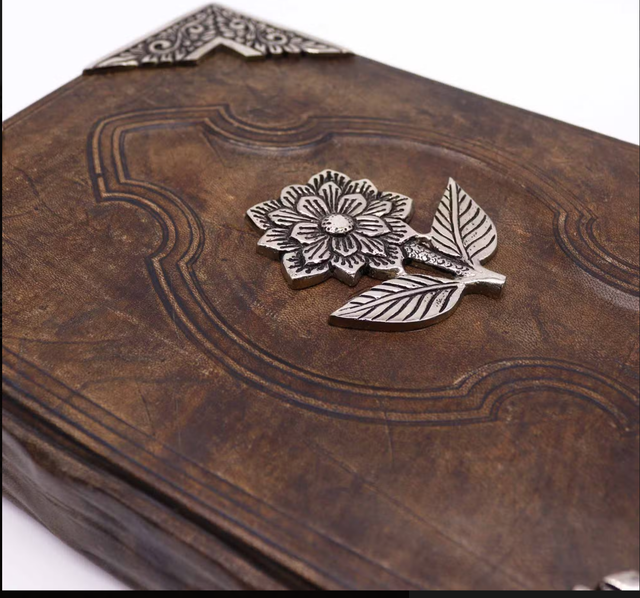 Libro Bronceado Rojo - Decoracion de rosas de zinc con bordes de cubierta 18.2x25.5x4.8 (cm) (1016g)